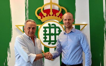 El presidente de la Fundación Real Betis Balompié, Rafael Gordillo, da la bienvenida a Gabriel Calderón. El presidente de la Fundación Real Betis Balompié, Rafael Gordillo, da la bienvenida a Gabriel Calderón.