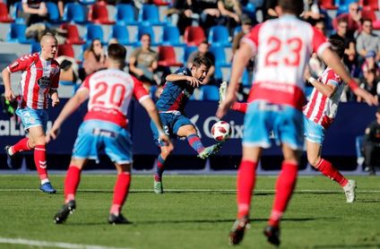 2-0. El Levante sufre hasta el final para derrotar a un peligroso Lugo 2-0. El Levante sufre hasta el final para derrotar a un peligroso Lugo