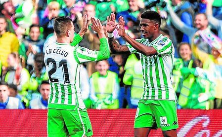 Giovani Lo Celso felicita a Junior Firpo por su gol ante la Real Sociedad. Giovani Lo Celso felicita a Junior Firpo por su gol ante la Real Sociedad.