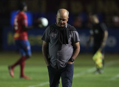 4-1. Comunicaciones, del uruguayo Coito, se adelantan a Xelajú con goleada 4-1. Comunicaciones, del uruguayo Coito, se adelantan a Xelajú con goleada