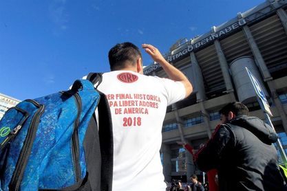 Hinchada de River da color a la noche madrileña cerca del Santiago Bernabéu Hinchada de River da color a la noche madrileña cerca del Santiago Bernabéu