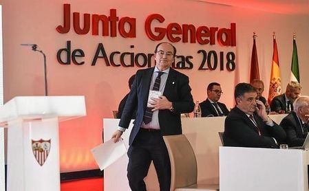 José Castro se dirige para hablar a los accionistas sevillistas. José Castro se dirige para hablar a los accionistas sevillistas.