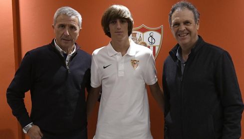 Bryan Gil posa con Pablo Blanco y Joaquín Caparrós. Bryan Gil posa con Pablo Blanco y Joaquín Caparrós.