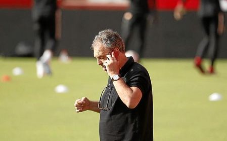Caparrós no quiere hipotecar el futuro del club. Caparrós no quiere hipotecar el futuro del club.