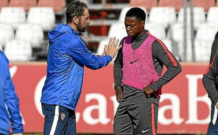 Machín conversa con Promes en un entrenamiento. Machín conversa con Promes en un entrenamiento.