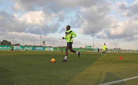 Florentin Pogba completa su primer entrenamiento a prueba en el Elche Florentin Pogba completa su primer entrenamiento a prueba en el Elche