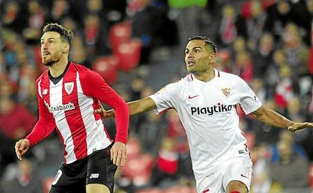 Aduriz y Mercado, en un lance del partido. Aduriz y Mercado, en un lance del partido.