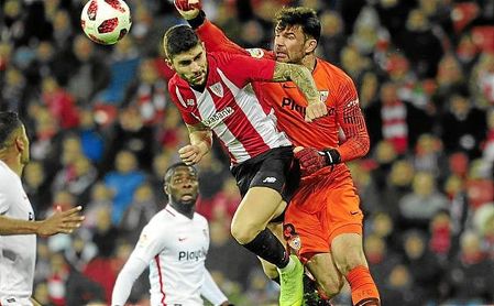 Juan Soriano despeja de puños uno de los muchos centro del Athletic. Juan Soriano despeja de puños uno de los muchos centro del Athletic.