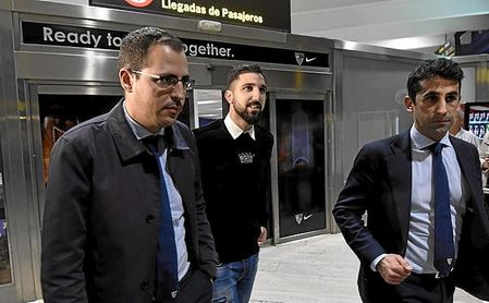 Dabbur, quien viaja de vuelta hacia Austria, a su llegada a Sevilla. Dabbur, quien viaja de vuelta hacia Austria, a su llegada a Sevilla.
