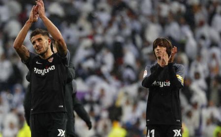 Bryan Gil saluda a la afición sevillista junto a Daniel Carriço. Bryan Gil saluda a la afición sevillista junto a Daniel Carriço.