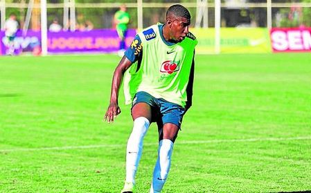 Emerson Leite, durante el último entrenamiento con Brasil sub 20. Emerson Leite, durante el último entrenamiento con Brasil sub 20.