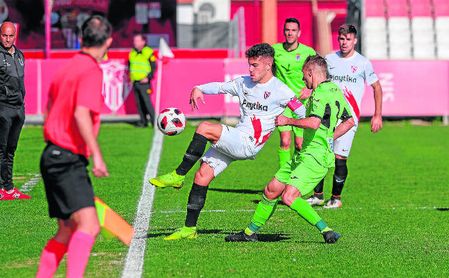 Curro partirá en el once inicial del Sevilla Atlético, que necesita imponerse hoy a El Ejido 2012 Curro partirá en el once inicial del Sevilla Atlético, que necesita imponerse hoy a El Ejido 2012