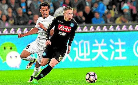 Marko Rog conduce el balón con las elástica del Nápoles. Marko Rog conduce el balón con las elástica del Nápoles.