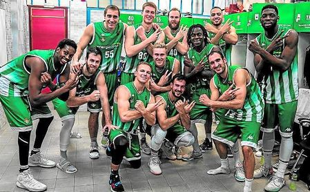 El conjunto bético celebró en el vestuario su decimoséptima victoria consecutiva, lograda ante el único equipo al que aún no habían ganado. El conjunto bético celebró en el vestuario su decimoséptima victoria consecutiva, lograda ante el único equipo al que aún no habían ganado.