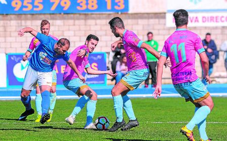 Lobo, autor del gol del San José, rodeado por los algabeños Cáceres, Contreras, Óscar y Matías. Lobo, autor del gol del San José, rodeado por los algabeños Cáceres, Contreras, Óscar y Matías.