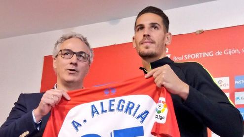 Torrecilla y Alegría, durante la presentación del delantero, este miércoles. Torrecilla y Alegría, durante la presentación del delantero, este miércoles.