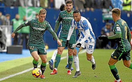 Lo Celso intenta zafarse de la presión de En-Nesyri. Lo Celso intenta zafarse de la presión de En-Nesyri.