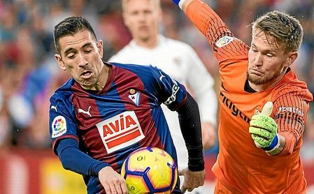 Charles, en un lance del partido con Vaclik. Charles, en un lance del partido con Vaclik.