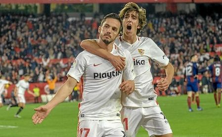 Sarabia y Bryan Gil celebran el empate a dos en el tiempo añadido. Sarabia y Bryan Gil celebran el empate a dos en el tiempo añadido.