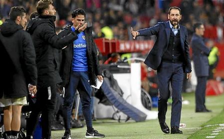 Machín, en la banda del Sánchez-Pizjuán en el partido ante el Eibar. Machín, en la banda del Sánchez-Pizjuán en el partido ante el Eibar.