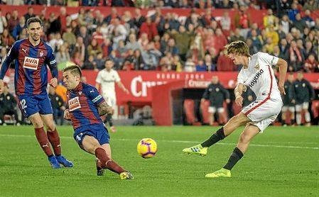 Peña tapona un disparo de Bryan en el Sevilla-Eibar. Peña tapona un disparo de Bryan en el Sevilla-Eibar.