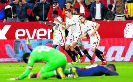 Los sevillistas celebran el segundo gol mientras corren hacia la medular ante la desolación de los jugadores armeros. Los sevillistas celebran el segundo gol mientras corren hacia la medular ante la desolación de los jugadores armeros.