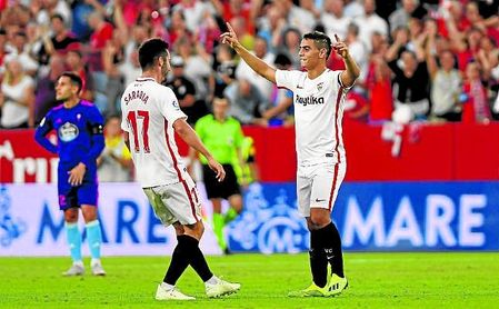 Ben Yedder y Sarabia celebran un gol. Ben Yedder y Sarabia celebran un gol.