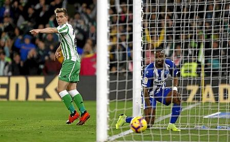 Lo Celso adelantó al Betis en medio de las dudas, pero su gol era legal. Lo Celso adelantó al Betis en medio de las dudas, pero su gol era legal.