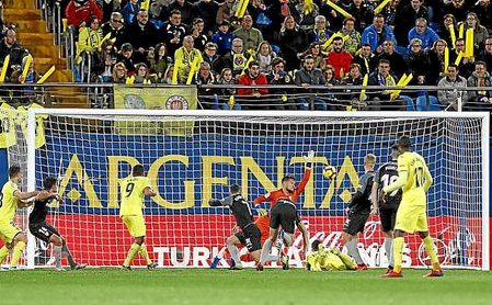 Álvaro marca con un cabezazo tras un fallo grave de la defensa sevillista. Álvaro marca con un cabezazo tras un fallo grave de la defensa sevillista.