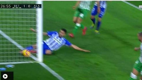 Imagen de la acción en la que Maripán saca el balón de su portería. Imagen de la acción en la que Maripán saca el balón de su portería.