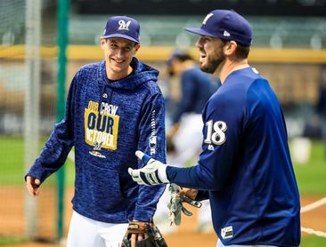 Mike Moustakas seguirá una temporada más con los Cerveceros y 10 millones Mike Moustakas seguirá una temporada más con los Cerveceros y 10 millones