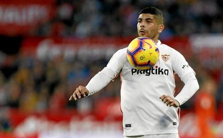 Banega controla un balón en el partido ante el Eibar. Banega controla un balón en el partido ante el Eibar.