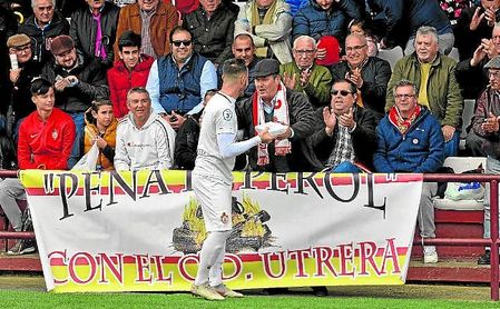 Toni recibe un obsequio de un hincha; el Utrera confía en el apoyo de su afición ante el Betis Deportivo. Toni recibe un obsequio de un hincha; el Utrera confía en el apoyo de su afición ante el Betis Deportivo.