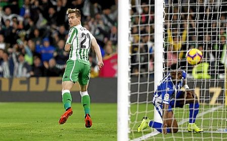 Lo Celso mira al juez de línea tras marcar su gol ante el Alavés. Lo Celso mira al juez de línea tras marcar su gol ante el Alavés.