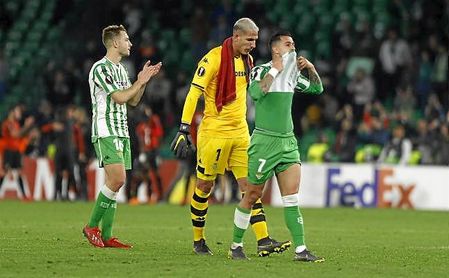 Joel Robles, cabizbajo, tras la finalización del partido. Joel Robles, cabizbajo, tras la finalización del partido.