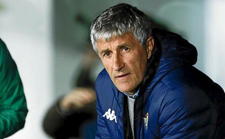 Quique Setién, en el banquillo antes de comenzar el partido. Quique Setién, en el banquillo antes de comenzar el partido.