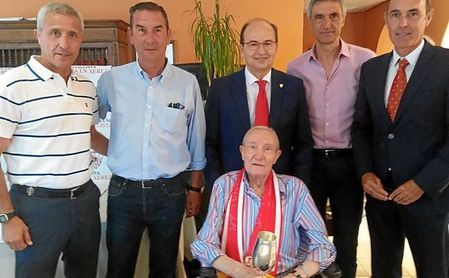 El sevillismo llora la muerte de Roberto Alés El sevillismo llora la muerte de Roberto Alés