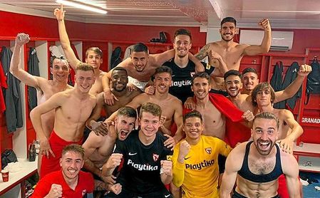 Los jugadores del Sevilla Atlético lo celebraron a lo grande en el vestuario. Los jugadores del Sevilla Atlético lo celebraron a lo grande en el vestuario.