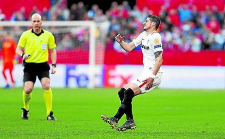 Escudero, que se lesionó frente a la Lazio en Nervión, goza de la titularidad en el costado zurdo. Escudero, que se lesionó frente a la Lazio en Nervión, goza de la titularidad en el costado zurdo.