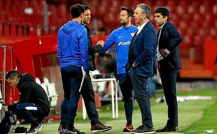 Caparrós, Machena y Gallardo se quedaron en el césped al terminar el partido. Caparrós, Machena y Gallardo se quedaron en el césped al terminar el partido.
