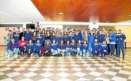 El rector de la UPO con los alumnos que viajarán a Granada para disputar las fases finales de los CAU. El rector de la UPO con los alumnos que viajarán a Granada para disputar las fases finales de los CAU.