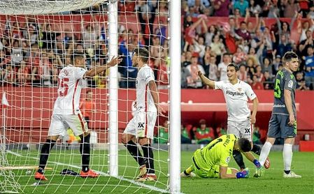 Carriço celebra el gol de Ben Yedder junto a Mercado. Carriço celebra el gol de Ben Yedder junto a Mercado.