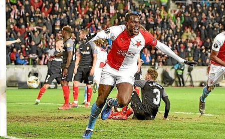 Ngadeu celebra el primer gol del partido en el Eden Arena. Ngadeu celebra el primer gol del partido en el Eden Arena.