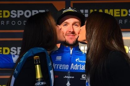 Viviani gana al esprint a Sagan y Gaviria; Yates sigue de azul Viviani gana al esprint a Sagan y Gaviria; Yates sigue de azul
