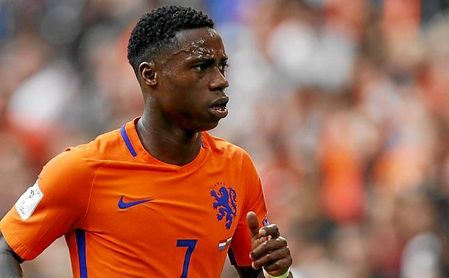 Promes le recuerda a Koeman que no se le ha olvidado marcar goles. Promes le recuerda a Koeman que no se le ha olvidado marcar goles.