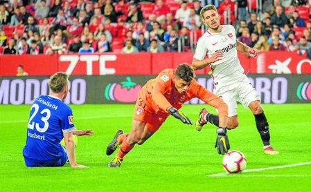 Lucho fue titular ante el Schalke y disputó la primera parte entera; la segunda fue para Javi Díaz, con el que compite por la titularidad en el Sevilla Atlético. Lucho fue titular ante el Schalke y disputó la primera parte entera; la segunda fue para Javi Díaz, con el que compite por la titularidad en el Sevilla Atlético.