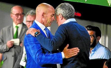Jémez y Setién se saludan en el Betis-Las Palmas del año pasado. Jémez y Setién se saludan en el Betis-Las Palmas del año pasado.