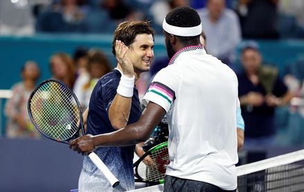Tiafoe elimina a Ferrer y pasa a octavos por primera vez; ganan los favoritos Tiafoe elimina a Ferrer y pasa a octavos por primera vez; ganan los favoritos