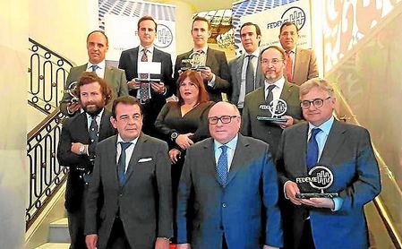 Los premiados posan ayer. Los premiados posan ayer.