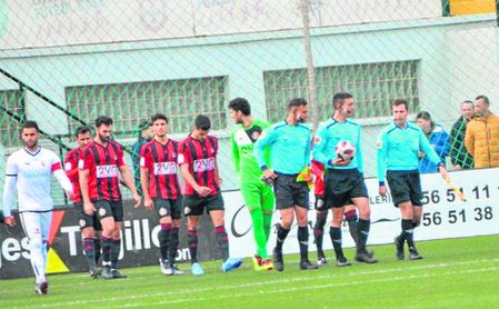 Ceuta y Gerena saltan al Alfonso Murube en el duelo que les enfrentó el pasado domingo. Ceuta y Gerena saltan al Alfonso Murube en el duelo que les enfrentó el pasado domingo.